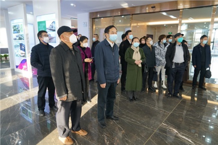 12月14日，張家界市政協(xié)黨組書(shū)記、主席歐陽(yáng)斌一行來(lái)到張家界高新區(qū)萬(wàn)眾實(shí)業(yè)集團(tuán)有限公司，宣講黨的二十大精神